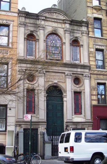 The exterior of the Anshei Meseritz synagogue, which has undergone a renovation and will soon have condos above the synagogue. (Wikimedia Commons)