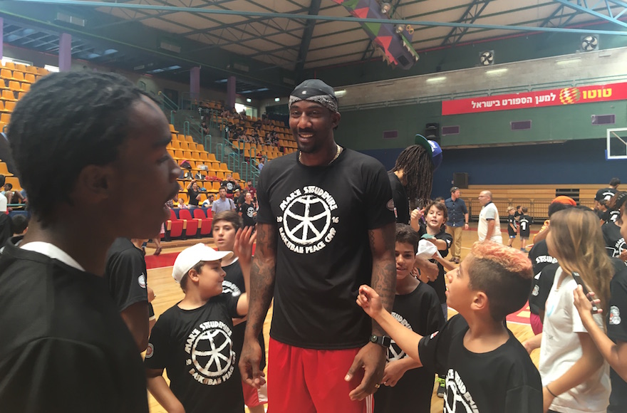 Amar'e Stoudemire leading a kids' basketball camp in Jerusalem, Aug. 8, 2016 (Andrew Tobin)