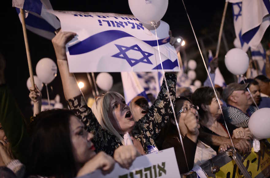 Israelis protesting in support of Elor Azaria at a rally in Rabin Square in Tel Aviv, April 19, 2016. (Tomer Neuberg/Flash90)